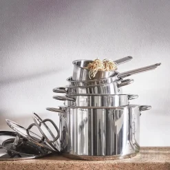 • قابلمههای استیل ایکیا داخل هم برای نگهداری کمجا